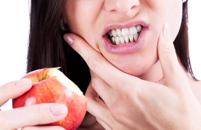 Niña con manzana