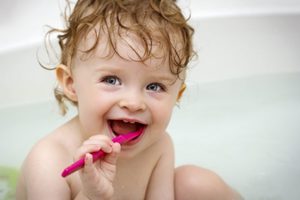 Cómo limpiar los dientes de los bebés.