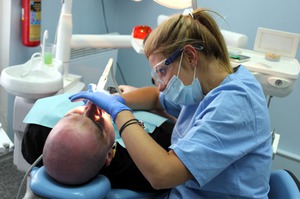Cuidado de dentaduras removibles de silicona.