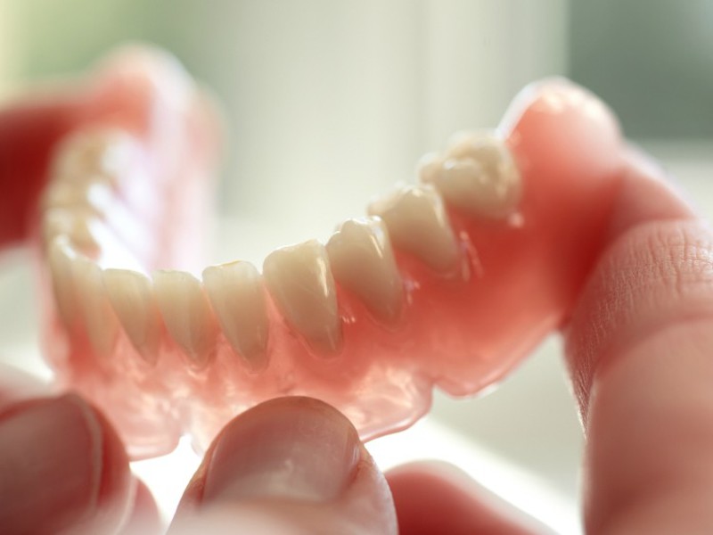 El coste de las dentaduras de silicona.
