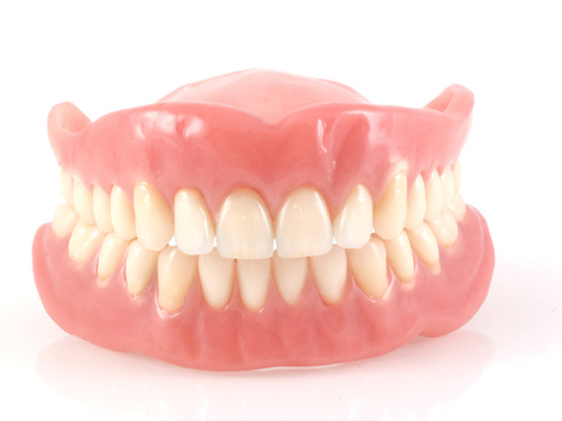Etapas de fabricación de dentaduras de silicona.